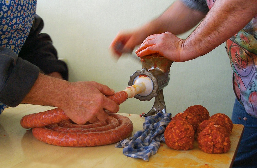 Ручная мясорубка и колбаса