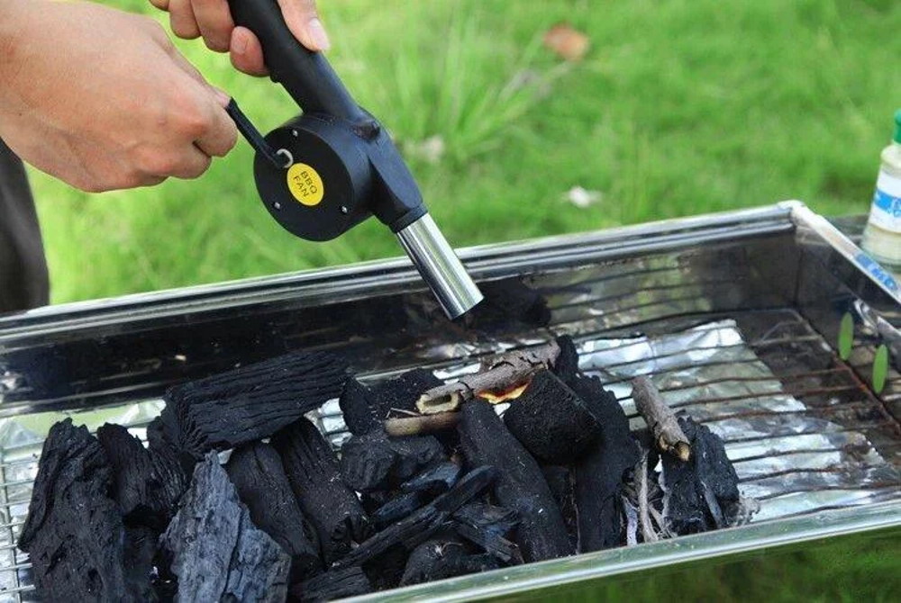Ручным раздувателем разжигают огонь