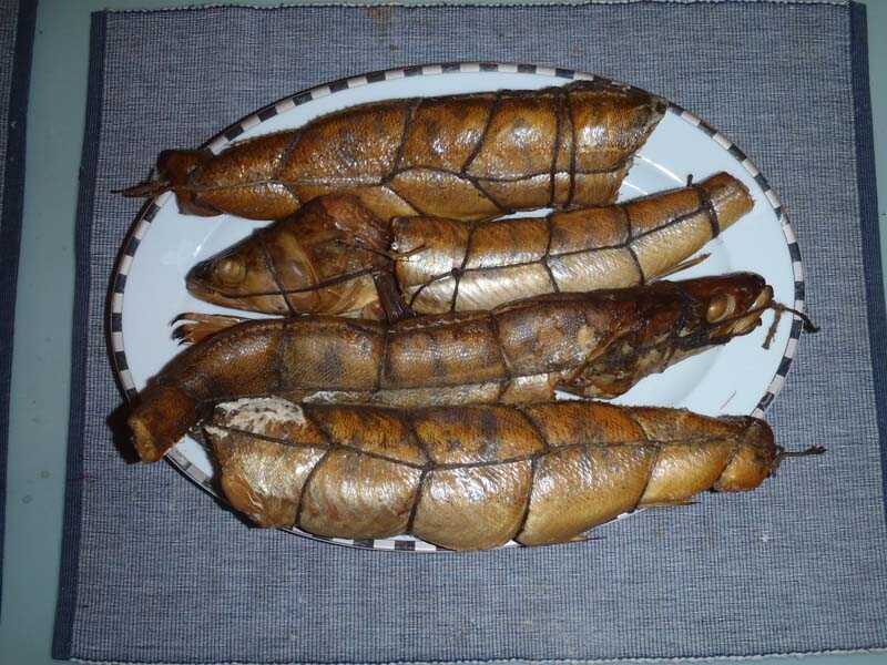 Перевязанные тушки налима с черносливом и айвой