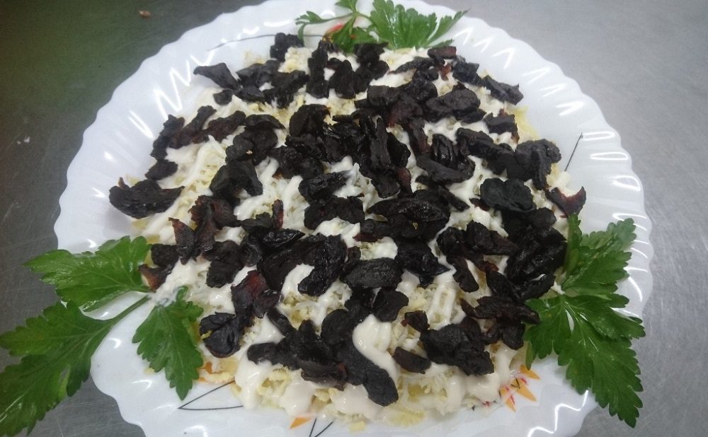 Салат с черносливом