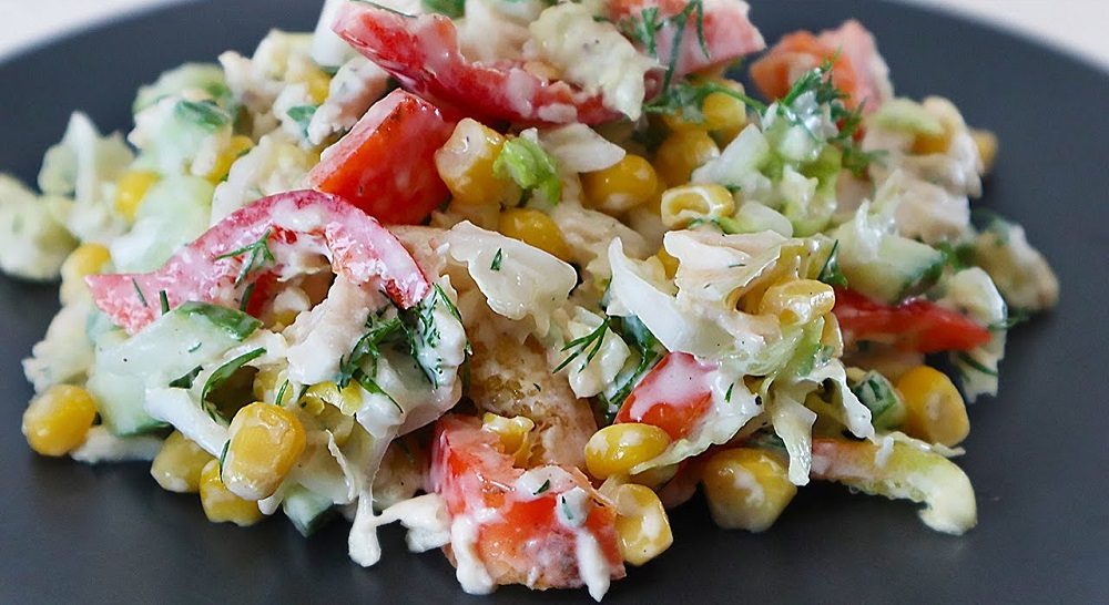 Салат с копчёной курицей, кукурузой и болгарским перцем