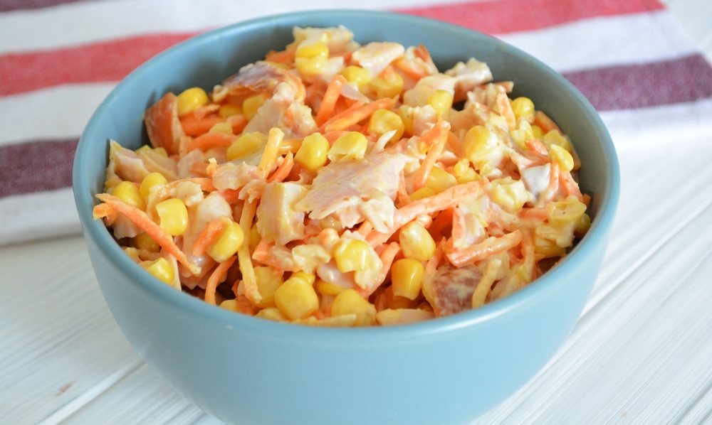 Салат с копчёной курицей, кукурузой и корейской морковью
