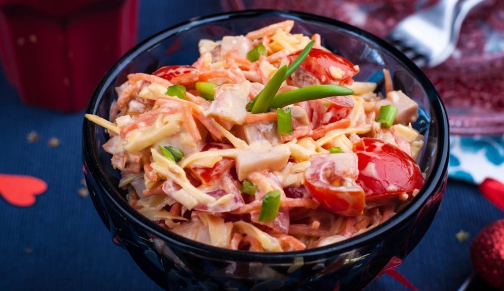 Салат с курицей, морковью и помидором