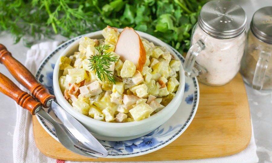 Салат с курицей, яйцами и квашеными огурцами