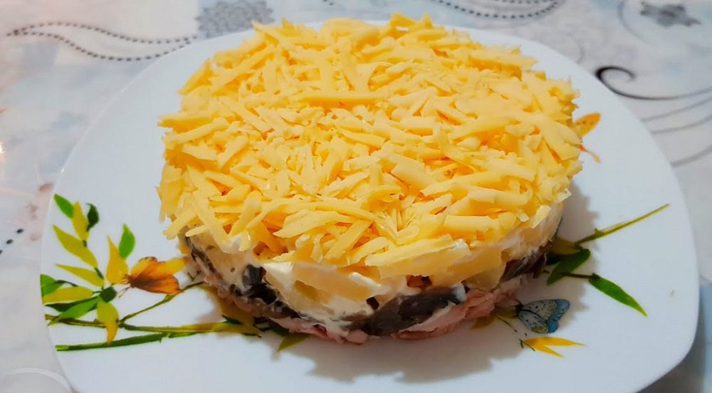 Салат с жареными грибами