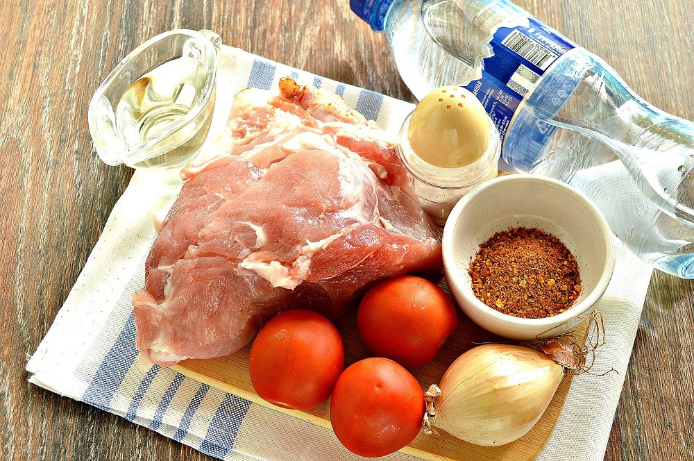Продукты шашлыка из свинины с луком и минералкой
