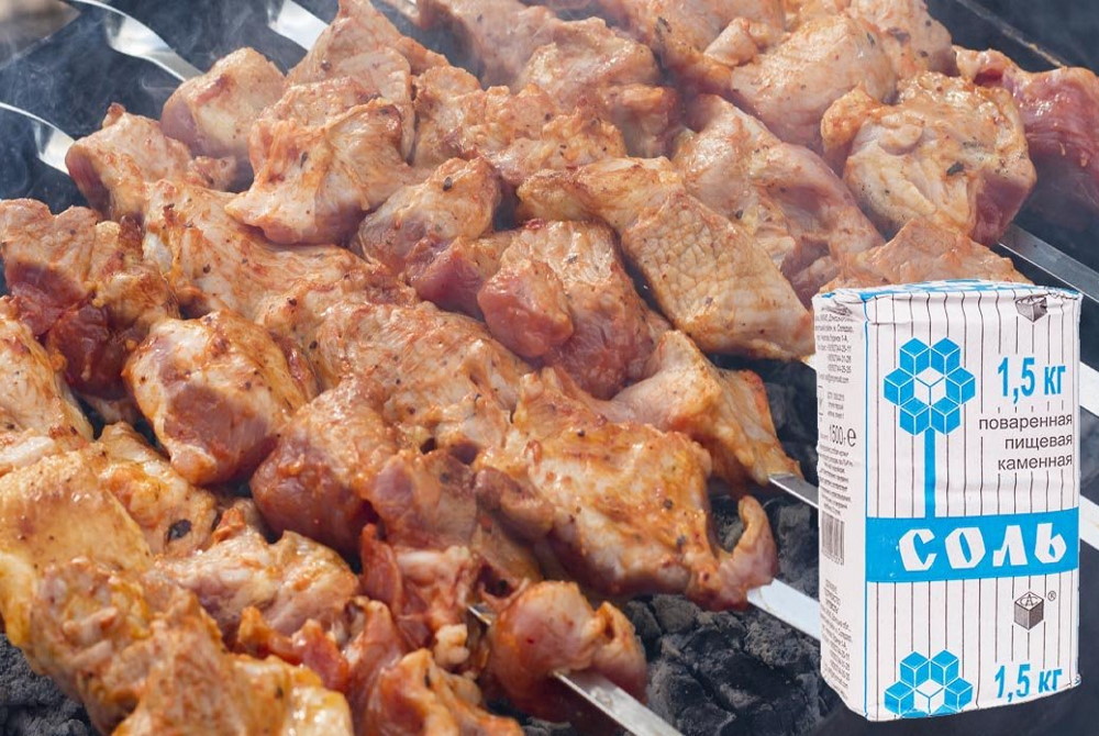 Жаренные шашлыки с пакетом соли
