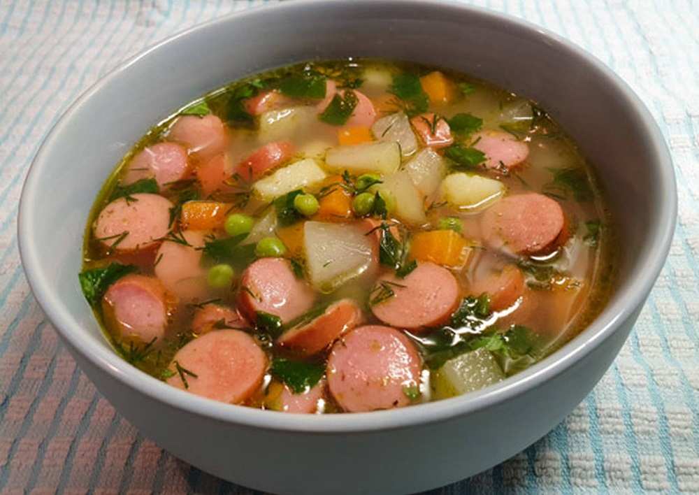 Суп с колбасой и горошком