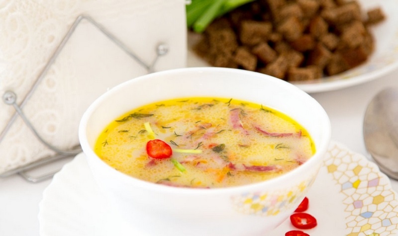 Суп с сыром и колбасой