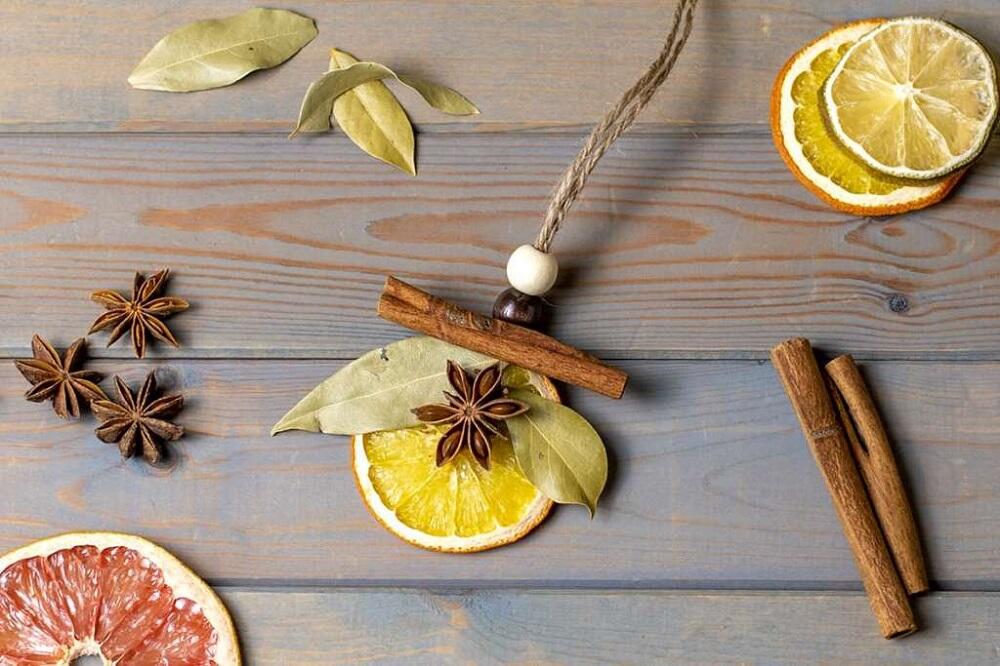 Украшение из сушеных лимонов и апельсинов