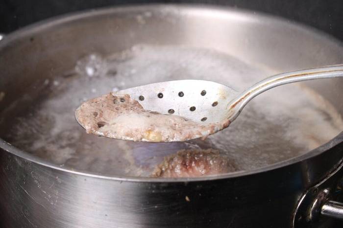 Варка мяса в кастрюле