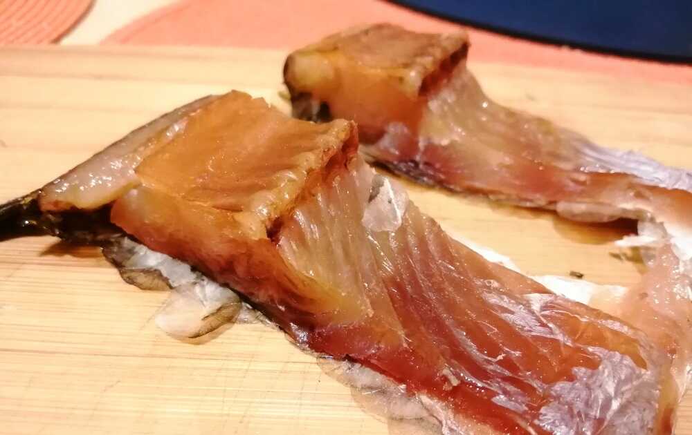 Два кусочка вяленого филе язя
