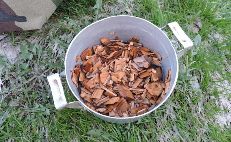 Замачивание щепы для коптильни