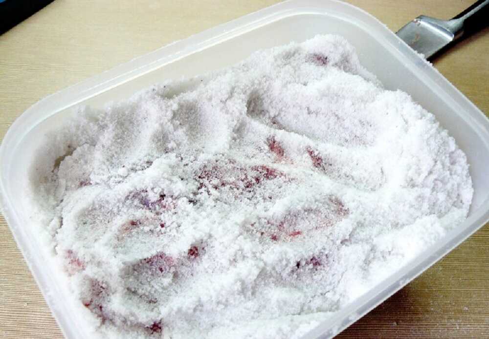 Засоленное мясо в пластиковом контейнере
